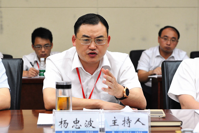 公司总经理杨忠波发言