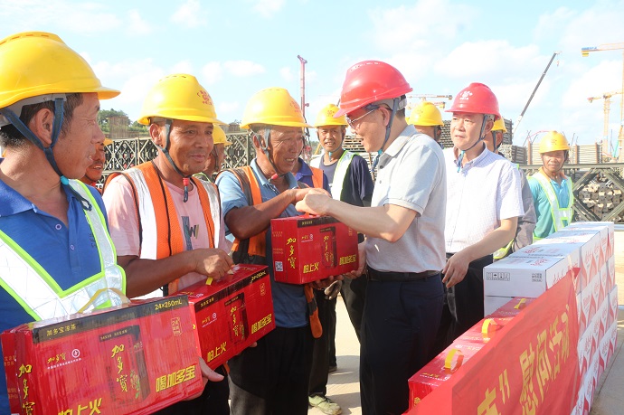 慰问一线职民工1.jpg