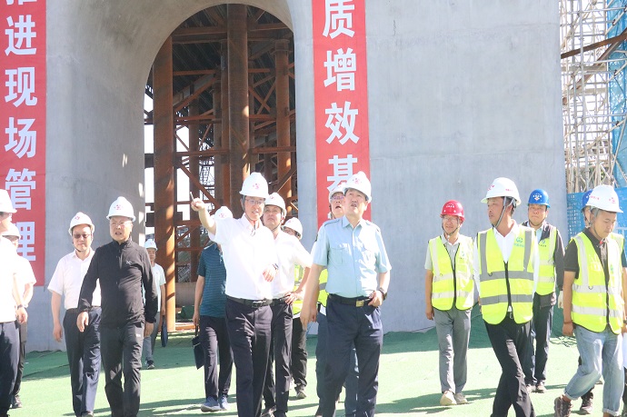 中国铁路兰州局一行到中铁二局包银铁路项目调研指导工作（丁福）.jpg