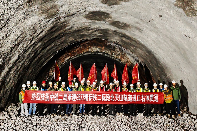 隧道贯通合影_副本.jpg