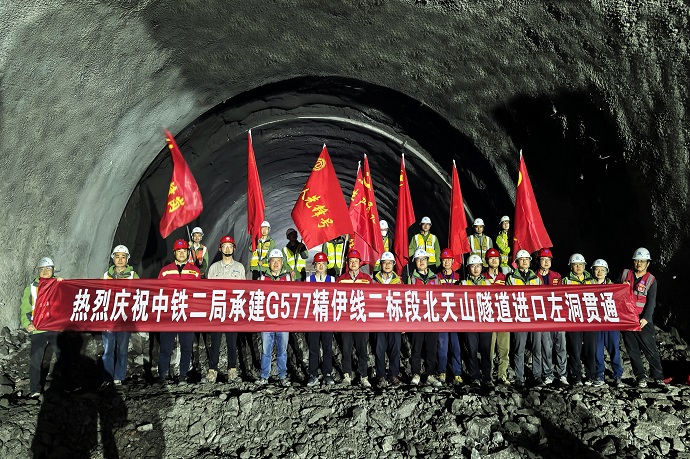 北天山隧道进口段左洞贯通(1)_副本.jpg